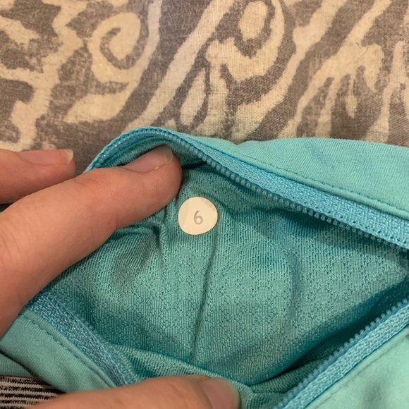 Size 6 Lulu shorts! - Picture 2 of 3